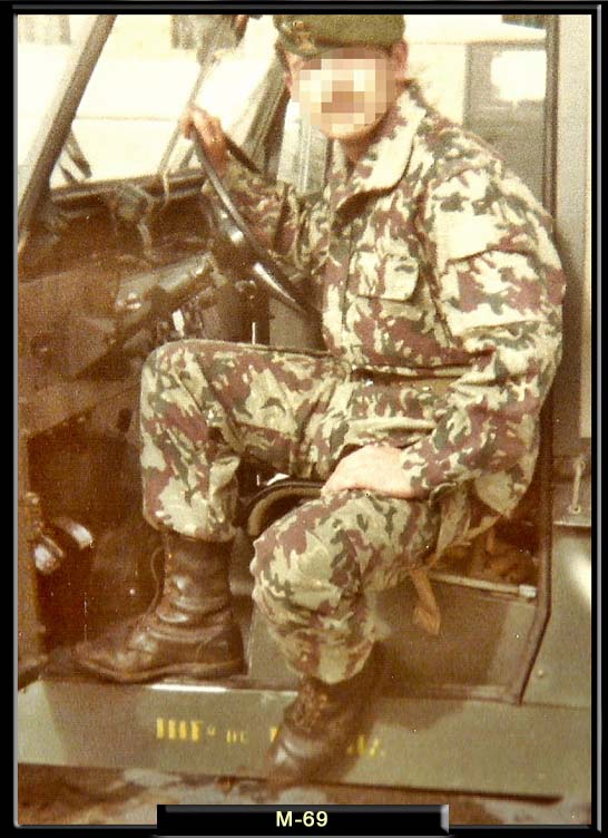 Uniforme M-69, verde dominante.  Miembro de la UOE en Alcantarilla (Murcía), durante el curso de paracaidista